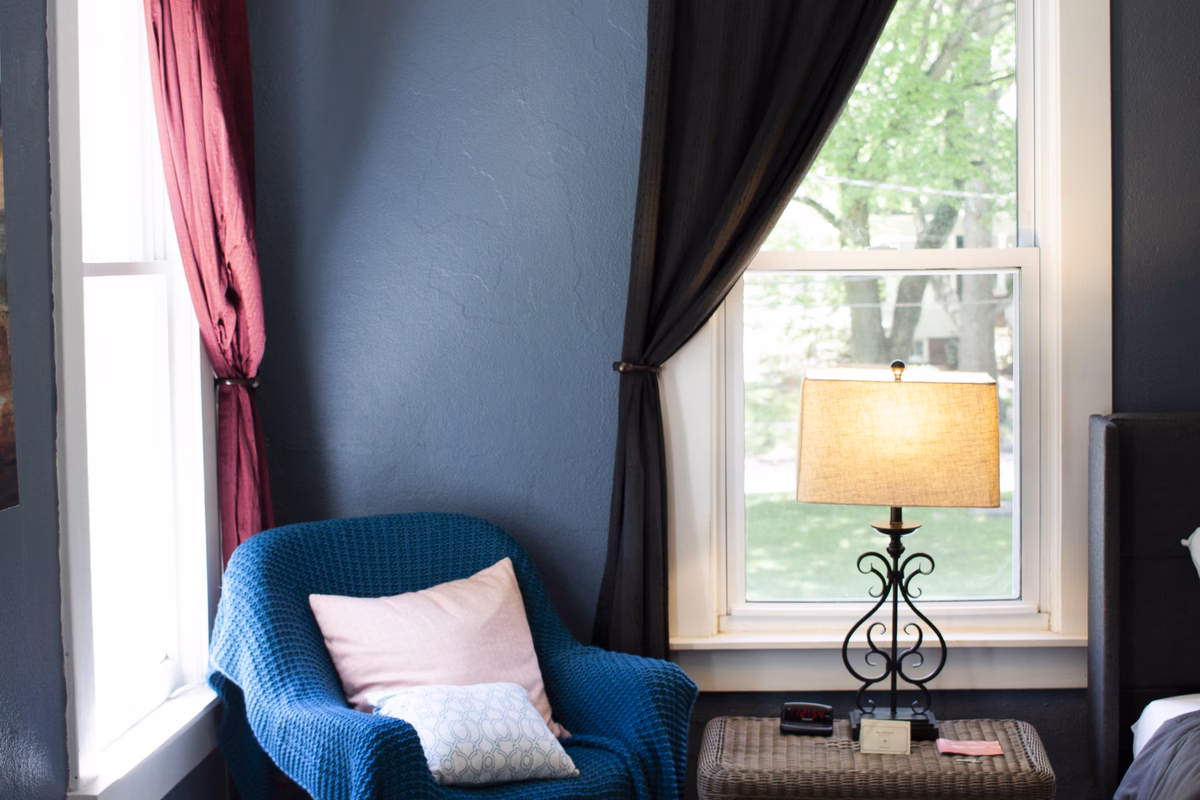Blue sitting-room detail in the real Marietta SILK Homes property